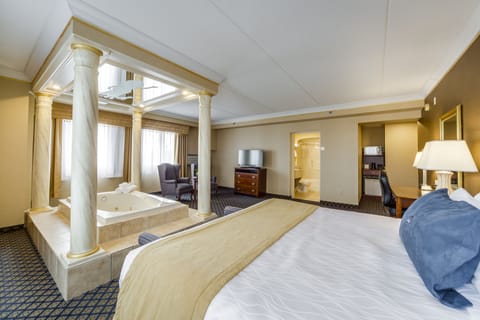 Luxury King Suite with Jetted Tub | Premium bedding, down comforters, pillowtop beds, in-room safe