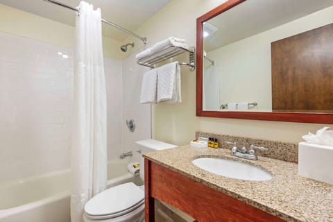 Standard Room, 1 King Bed, Non Smoking, Refrigerator & Microwave | Bathroom | Combined shower/tub, free toiletries, hair dryer, towels