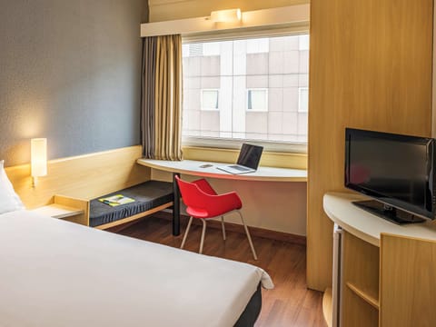 Room, 1 Double Bed | Hypo-allergenic bedding, minibar, in-room safe, desk