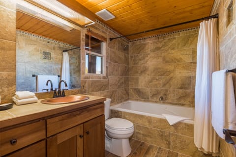 Locha Studio | Bathroom | Combined shower/tub, free toiletries, hair dryer, bathrobes