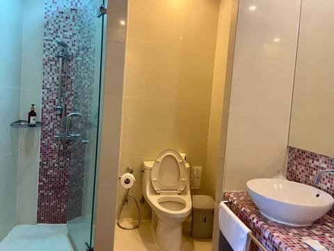 Deluxe Room | Bathroom | Separate tub and shower, deep soaking tub, rainfall showerhead