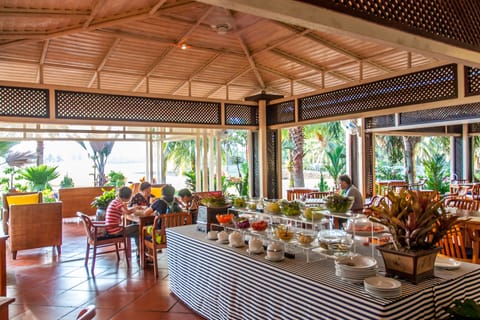 Daily cooked-to-order breakfast (THB 470 per person)