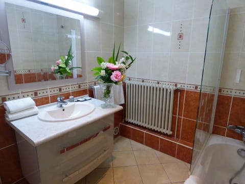 Comfort Double Room | Bathroom | Free toiletries, hair dryer, towels, soap