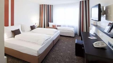 Business Triple Room | 1 bedroom, premium bedding, pillowtop beds, in-room safe