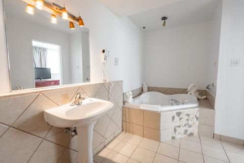 Junior Suite, 1 Queen Bed | Bathroom | Combined shower/tub, free toiletries, hair dryer, towels