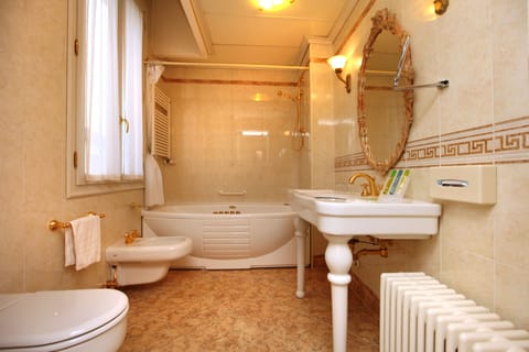 Combined shower/tub, free toiletries, hair dryer, bidet