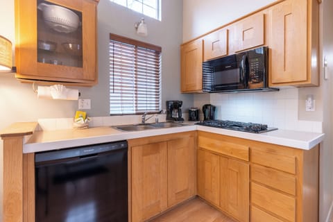 Suite, 1 Bedroom, Non Smoking | Private kitchen | Microwave, coffee/tea maker, toaster