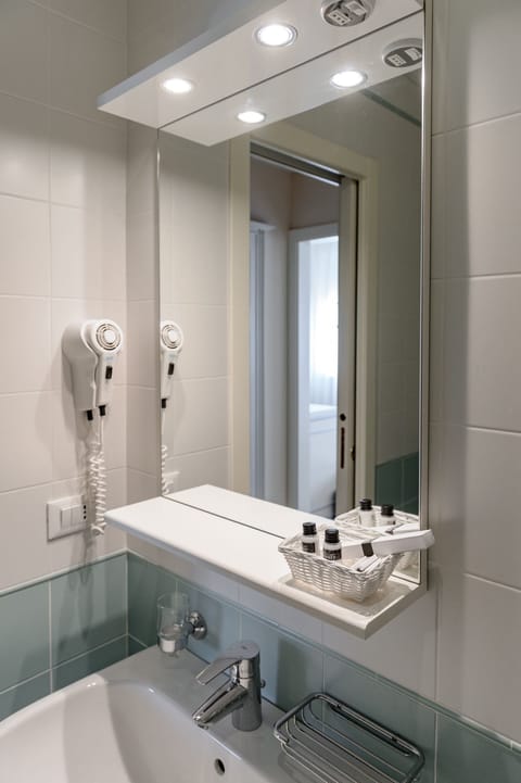 Double Room | Bathroom | Hair dryer, bathrobes, slippers, bidet