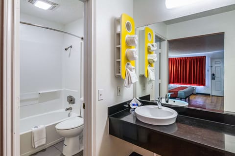 Combined shower/tub, towels