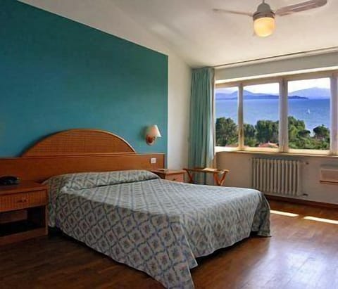 Minibar, in-room safe, desk, laptop workspace