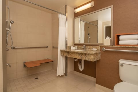 Combined shower/tub, hair dryer, towels