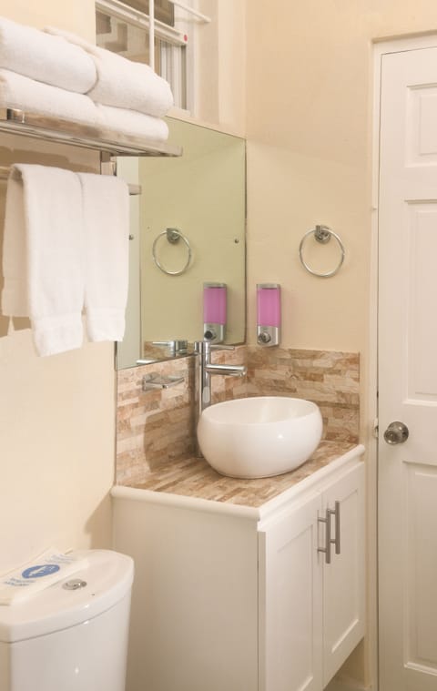Apartment, 2 Bedrooms | Bathroom sink