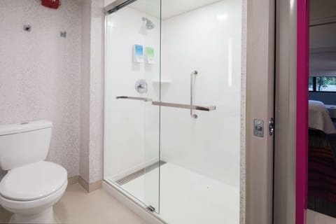 Combined shower/tub, free toiletries, hair dryer, bathrobes