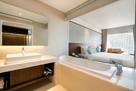 Deluxe Double Room, Sea View | Bathroom | Free toiletries, hair dryer, slippers, towels