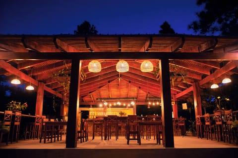 2 restaurants, breakfast served