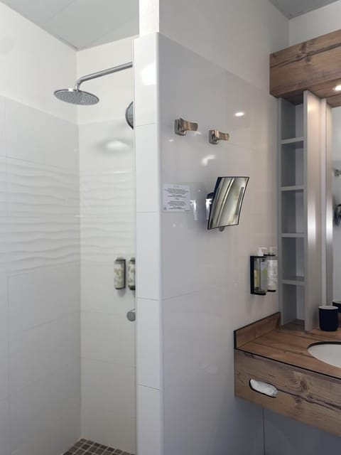 Premium Room, Non Smoking, Ocean View | Bathroom | Free toiletries, hair dryer, towels