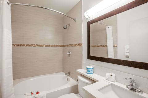 Combined shower/tub, free toiletries, towels