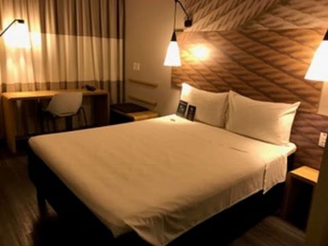 Standard Room, 1 Double Bed | Minibar, desk, soundproofing, free WiFi