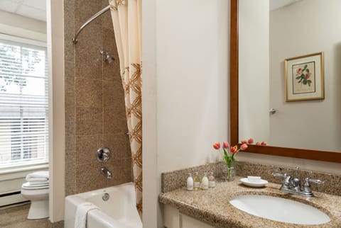 Combined shower/tub, designer toiletries, hair dryer, towels