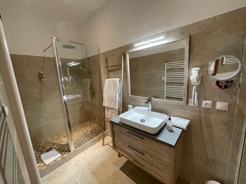 Superior Double Room | Bathroom | Shower, free toiletries, hair dryer, towels