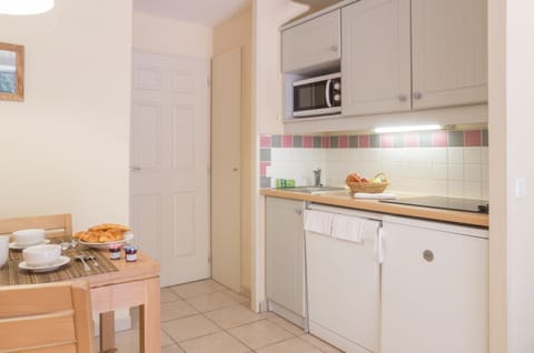 Apartment 4 people - 1 bedroom - Terrace or balcony - South facing | Private kitchenette | Fridge, microwave, stovetop, dishwasher