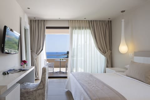 Deluxe Double Room, Sea View | In-room safe, blackout drapes, soundproofing, bed sheets