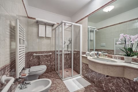 Quadruple Room | Bathroom | Free toiletries, hair dryer, slippers, bidet