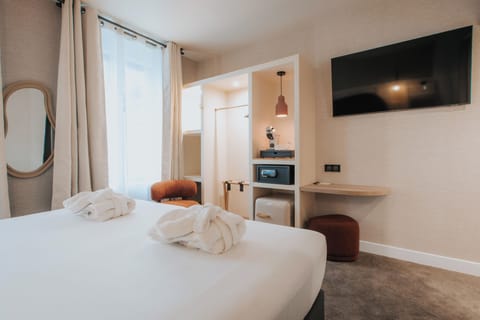 Deluxe Double Room | Minibar, in-room safe, individually decorated, desk