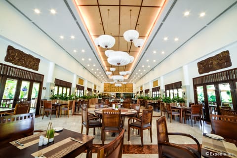 Daily buffet breakfast (VND 460000 per person)