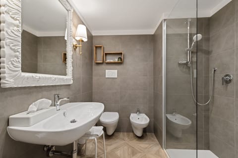 Shower, free toiletries, hair dryer, bidet