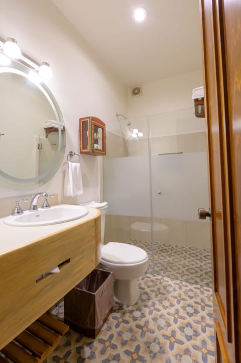 Superior Room | Bathroom | Free toiletries, hair dryer, towels