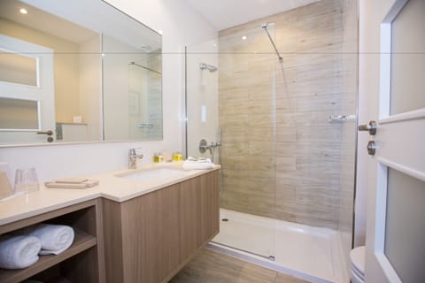 Standard Double or Twin Room | Bathroom | Combined shower/tub, free toiletries, hair dryer, towels