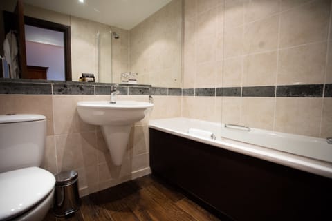 Junior Suite | Bathroom | Combined shower/tub, free toiletries, hair dryer, towels