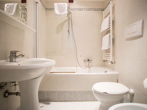 Superior Triple Room | Bathroom | Free toiletries, hair dryer, bidet, towels