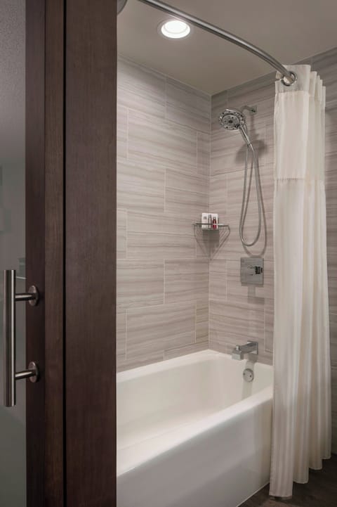 Combined shower/tub, hair dryer, towels