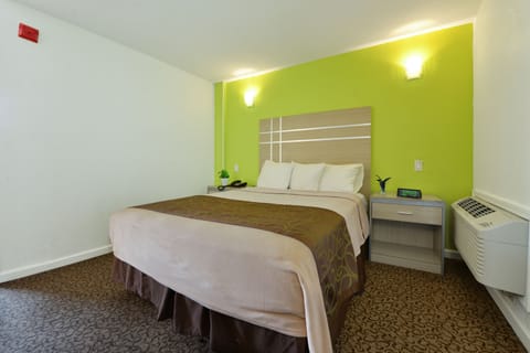 Standard Room, 1 Queen Bed | 1 bedroom, premium bedding, desk, laptop workspace