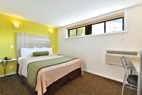 Standard Room, 1 Queen Bed, Accessible | 1 bedroom, premium bedding, desk, laptop workspace