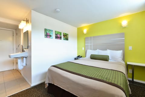 Standard Room, 1 Queen Bed, Accessible | 1 bedroom, premium bedding, desk, laptop workspace