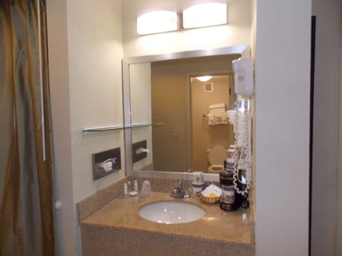 Combined shower/tub, free toiletries, hair dryer, towels