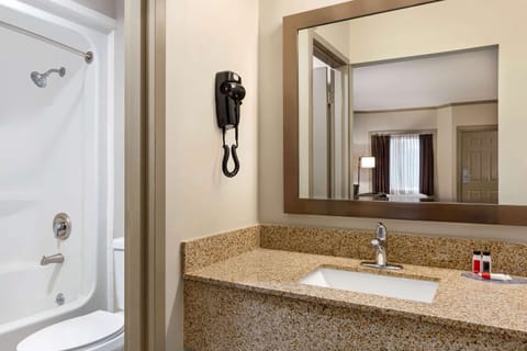 Combined shower/tub, hair dryer, towels