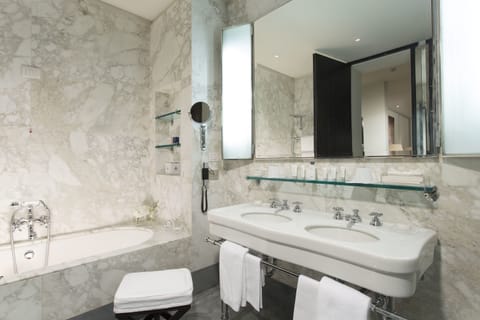 Suite (Via Condotti) | Bathroom | Free toiletries, hair dryer, bathrobes, slippers