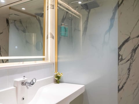 Standard Twin Room, 2 Twin Beds | Memory foam beds, in-room safe, desk, blackout drapes