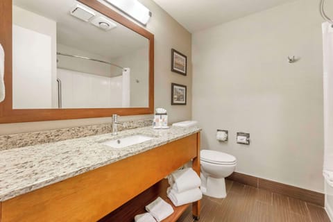 Standard Room, 1 King Bed, Non Smoking | Premium bedding, in-room safe, desk, blackout drapes