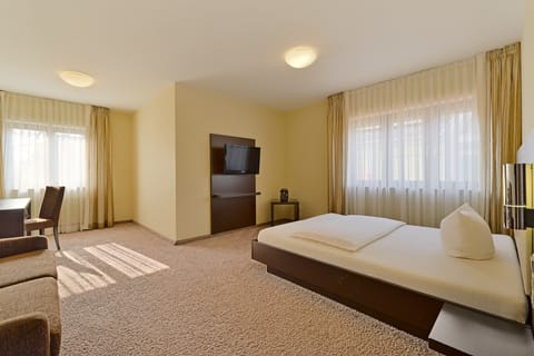 Deluxe Family Room | Minibar, desk, soundproofing, iron/ironing board