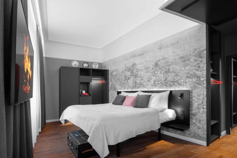 Standard Room, Non Smoking | Hypo-allergenic bedding, minibar, in-room safe, desk