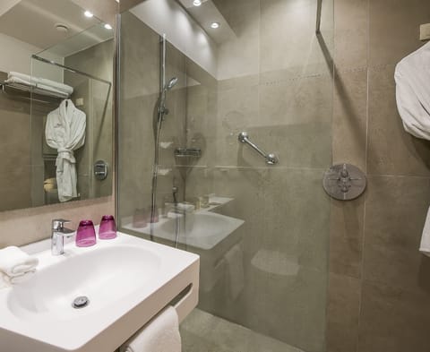 Premium Room | Bathroom | Eco-friendly toiletries, hair dryer, bathrobes, bidet