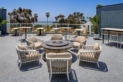 2 bars/lounges, rooftop bar, lobby lounge