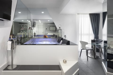 Presidential Room, 1 King Bed with Sofa bed, Jetted Tub, City View | Private pool