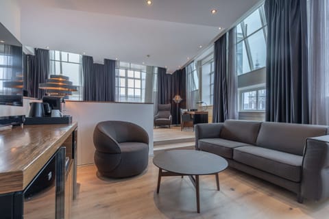 Suite, Canal View (Amsterdam) | Minibar, in-room safe, desk, laptop workspace