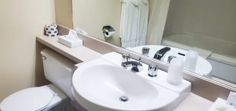Superior Queen Room with Fireplace | Bathroom | Free toiletries, hair dryer, towels